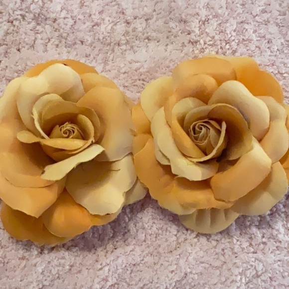 FLOWERS PIN CLIP PONYTAIL OPTION ON EACH - Picture 2 of 9